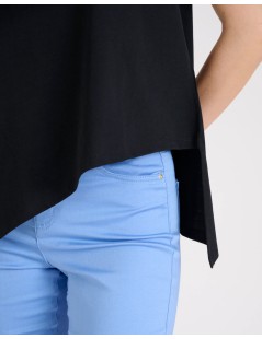 CAMISETA NEGRA CORTE IRREGULAR NAF NAF